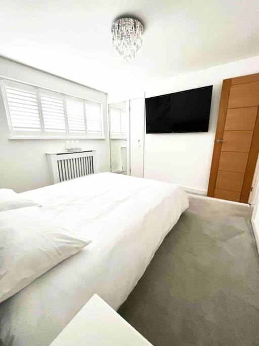 Villa Recently Renovated,Modern House. Train Station à North Mymms Extérieur photo